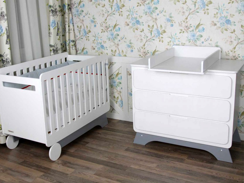 Zestaw Nova: łóżeczko i komoda pięlegnacyjna (biało-szary)